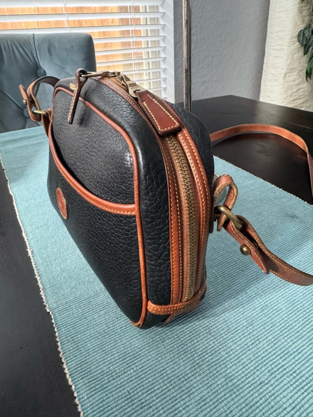 Vintage Dooney & Bourke Black Pebbled Leather Crossbody Bag - Picture 5 of 12